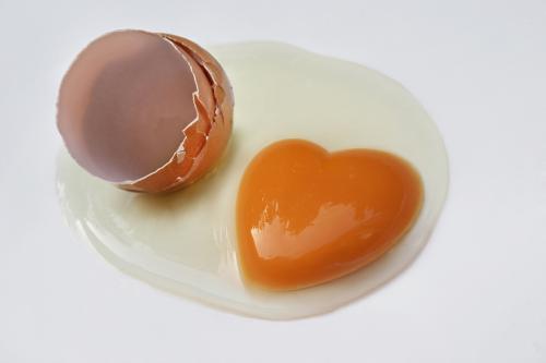 鸡蛋的蛋黄是散开的是什么原因导致的？